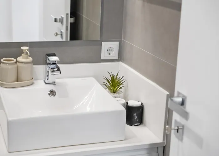 Apartment Modern Steps From *